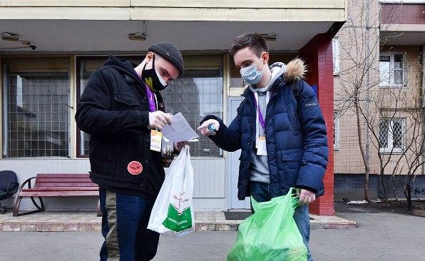 Столичные волонтеры помогают пожилым людям во время эпидемии